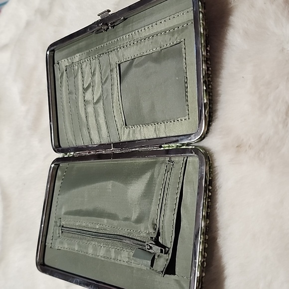 WOMEN'S GREEN SHIMMERING SNAKE SKIN WALLET. - Picture 4 of 4